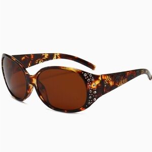 Elegant Tortoise Shell Sunglasses with Rhinestone Detail